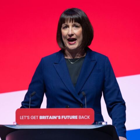 Βρετανία: Η τηλεργασία μπορεί να πλήξει την αποδοτικότητα, υποστηρίζει η Ρέιτσελ Ριβς - Υιοθετεί διαφορετική θέση σε σχέση με υπουργούς των Εργατικών.