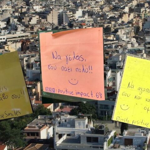 Post-it με θετικά μηνύματα σε όλη την Αθήνα