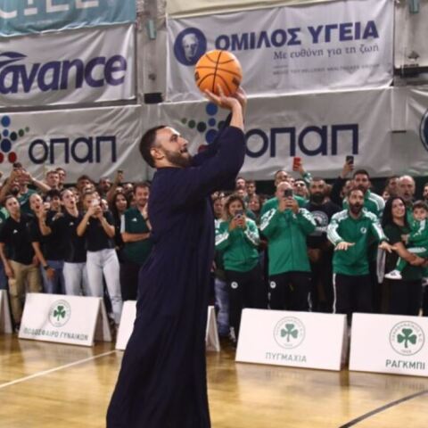 Ιερέας τραγούδησε σύνθημα του Παναθηναϊκού και έκανε σουτάκια στον αγιασμό της ομάδας