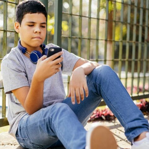 Αυξάνεται απότομα η «προβληματική χρήση» των social media από τους εφήβους