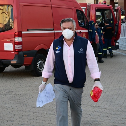 Υπάλληλος του ΕΟΔΥ μεταφέρει το ύποπτο αντικείμενο με τη σκόνη από το γραφείο του δημάρχου Περιστερίου