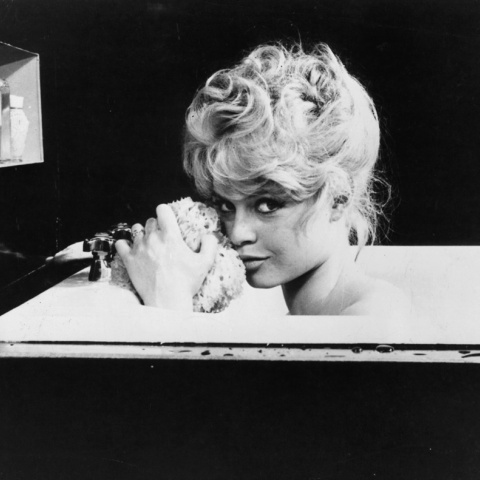 Η Μπριζίτ Μπαρντό σε σκηνή από ταινία το 1957, την εποχή που θεωρούνταν το απόλυτο σεξ σίμπολ