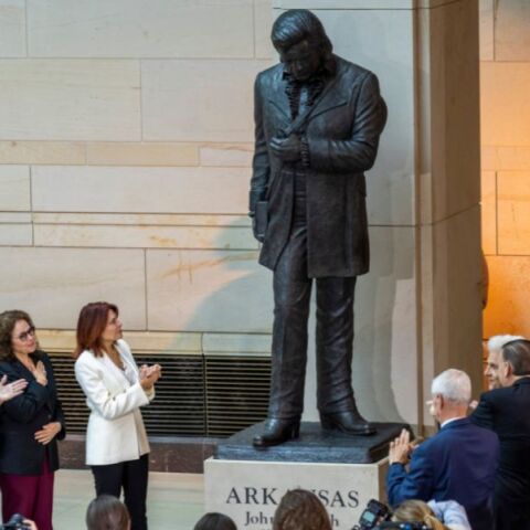 Ο Τζόνι Κας έγινε ο πρώτος μουσικός στην ιστορία που συμπεριλήφθηκε στη συλλογή της αίθουσας γλυπτών στο Καπιτώλιο των ΗΠΑ.