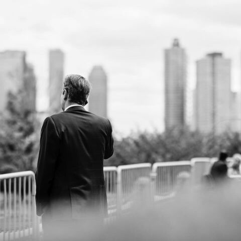 Ασπρόμαυρη φωτογραφία του Κυριάκου Μητσοτάκη από το ταξίδι του στη Νέα Υόρκη