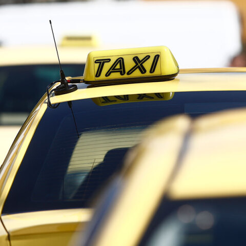 Ο κυβερνητικός τσαμπουκάς στα ταξί