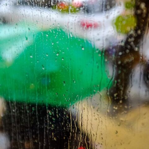 Καιρός σήμερα: Βροχές και θυελλώδεις άνεμοι την Κυριακή