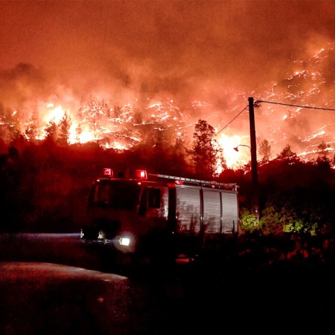 Πυροσβεστικό κοντά στο πύρινο μέτωπο στην Κορινθία