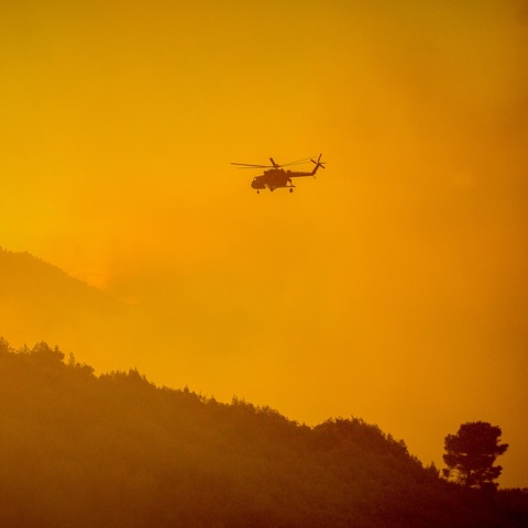 Κατασβεστικό ελικόπτερο επιχειρεί για την κατάσβεση της φωτιάς στο Ξυλόκαστρο