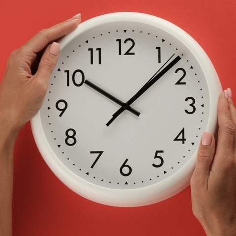 Χέρια πάνω σε ρολόι