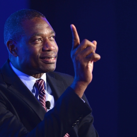 Ντικέμπε Μουτόμπο: Ένας αγαθός γίγαντας