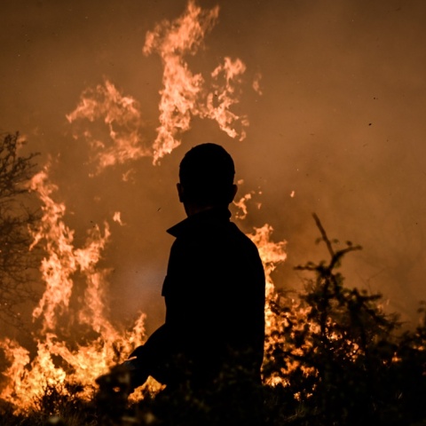 Άτομο επιχειρεί για την κατάσβεση φωτιάς στην Κορινθία
