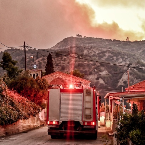 Πυροσβεστικό και καπνοί πάνω στο βουνό από τη φωτιά στο Ξυλόκαστρο Κορινθίας