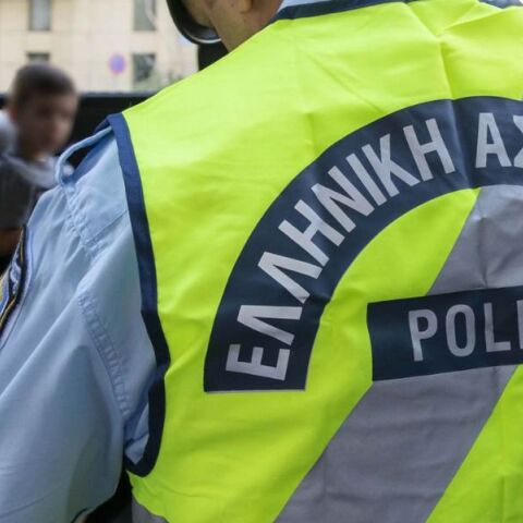 Θεσσαλονίκη: Οδηγός σχολικού λεωφορείου οδηγούσε χωρίς δίπλωμα - Του επιβλήθηκε και διοικητικό πρόστιμο για αλκοόλ μετά από μέτρηση της Τροχαίας. 