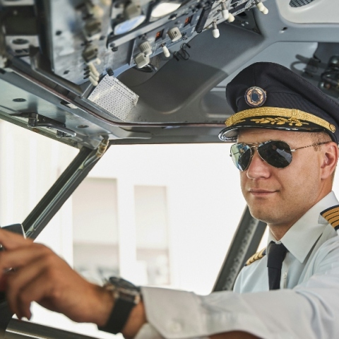 Πιλότος και μούσι καλό θα είναι να μη συνδυάζονται 