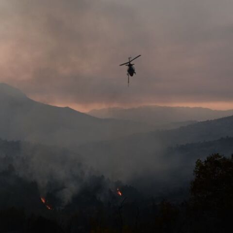  Καίει ακόμα η φωτιά στην Κορινθία