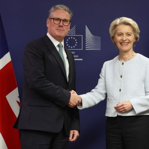 Βρετανία: Ο Κιρ Στάρμερ από τις Βρυξέλλες υποσχέθηκε ότι θα επανακαθορίσει τις σχέσεις της χώρας του με την Ευρωπαϊκή Ένωση.