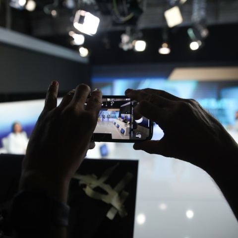 Χέρι τραβά φωτογραφία από κινητό κατά τη διάρκεια του debate μεταξύ των έξι υποψηφίων του ΠΑΣΟΚ