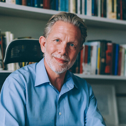 Παύλος Γερουλάνος: «Όταν το ΠΑΣΟΚ έβγαινε απολογούμενο, η κοινωνία με το χιούμορ της το κράτησε ζωντανό» 