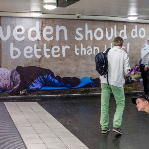 Η κυβέρνηση της Σουηδίας κατηγορείται ότι επιχειρεί να «θέσει εκτός νόμου τη φτώχεια» - Παρουσίασε εθνικό σχέδιο απαγόρευσης της επαιτείας.
