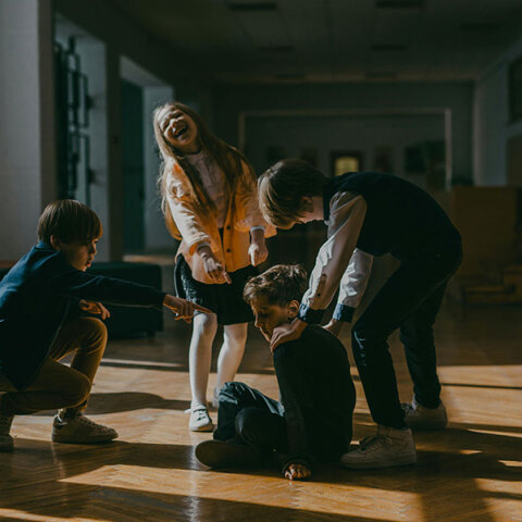 Βία ανηλίκων; Αναζητήστε το «νόθο αντιαυταρχικό σχολείο»