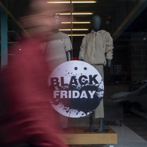 Βιτρίνα με σήμα προσφορών για τη Black Friday