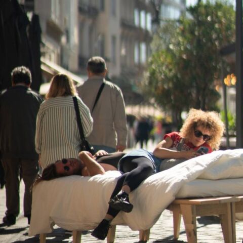 Θεσσαλονίκη: Γείτονες για μία μέρα - Μετά την Ιαπωνία και τη Γαλλία, μια ομάδα ανθρώπων «μετακομίζει» στο κέντρο της πόλης στήνοντας υπαίθριο νοικοκυριό