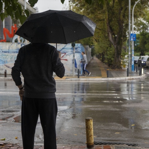 Άτομο με ομπρέλα εν μέσω βροχής στη Θεσσαλονίκη