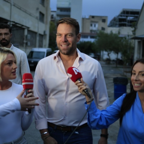 Ο Στέφανος Κασσελάκης και δημοσιογράφοι που αναμένουν δήλωσή του