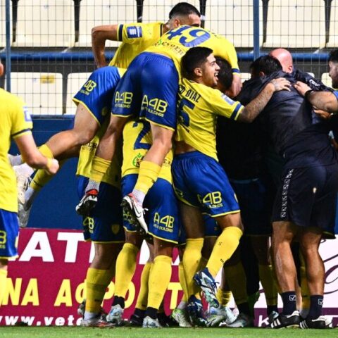 Ο Παναιτωλικός πανηγυρίζει το γκολ κόντρα στην ΑΕΚ