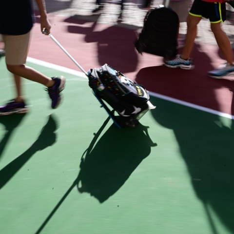 Στιγμιότυπο από προαύλιο σχολείου όπου περπατούν μαθητές με τις τσάντες τους