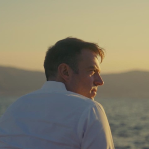 Στέφανος Κασσελάκης γυρισμένο πλάτη και προφίλ