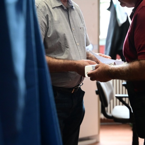 Ψηφοφόροι του ΠΑΣΟΚ προσέρχονται στις κάλπες
