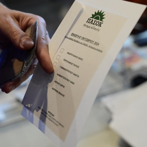 Πόλιτης με το ψηφοδέλτιο ανά χείρας αναμένει να ψηφίσει στις εσωκομματικές κάλπες του ΠΑΣΟΚ