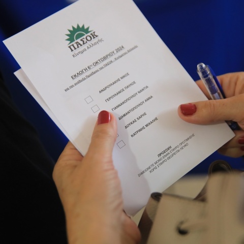 Γυναίκα κρατά το ψηφοδέλτιο με τα ονόματα των έξι υποψηφίων του ΠΑΣΟΚ