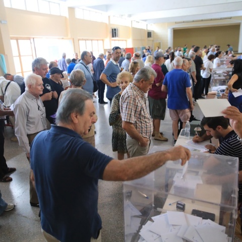 Πολίτες ψηφίζουν για την ανάδειξη νέου προέδρου του ΠΑΣΟΚ