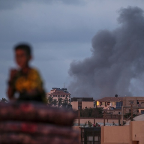 Καπνοί μετά από επίθεση από ισραηλινές αεροπορικές επιδρομές στο βόρειο στρατόπεδο προσφύγων Al Nusairat