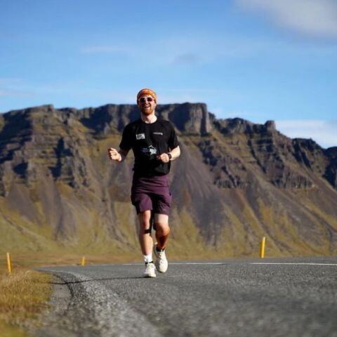 Ο Βρετανός δρομέας Σεμπάστιαν Κι έτρεξε 1.265 χιλιόμετρα γύρω από την Ισλανδία σε 17 ημέρες για να συγκεντρώσει χρήματα για τον παιδικό καρκίνο