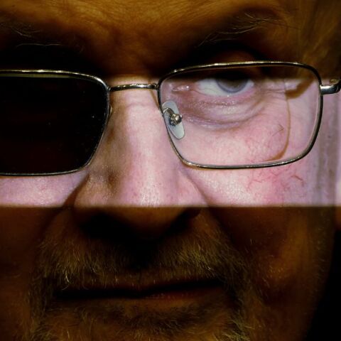 Ο Σαλμάν Ρούσντι θα εκδώσει το πρώτο μυθιστόρημα μετά την απόπειρα δολοφονίας σε βάρος του το 2022 - Ο συγγραφέας δηλώνει ότι εργάζεται πάνω σε μια τριλογία.  