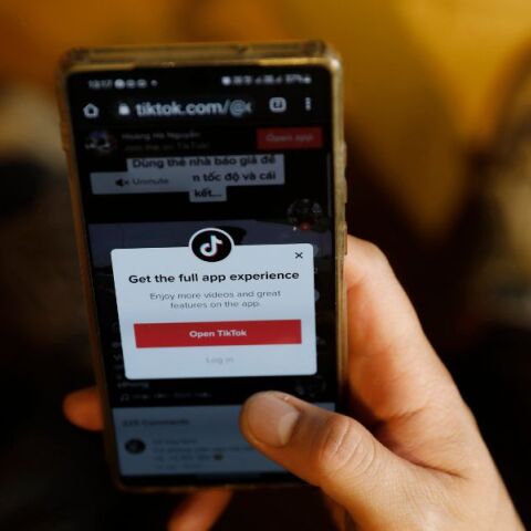 ΗΠΑ: Οι εισαγγελείς 14 πολιτειών προσφεύγουν στη δικαιοσύνη κατά του TikTok, κατηγορώντας το ότι βλάπτει την ψυχική υγεία των νεαρών χρηστών του.