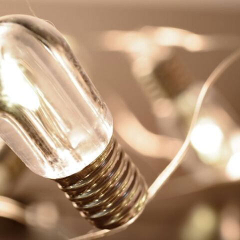 Έκτακτη στήριξη στους λογαριασμούς ηλεκτρικού ρεύματος Οκτωβρίου 