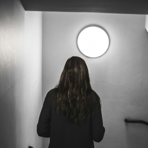 Κοπέλα με γυρισμένη την πλάτη στον φακό