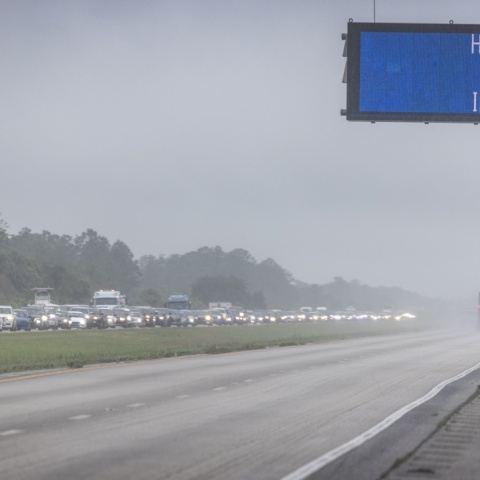 Στιγμιότυπο από δρόμο στη Φλόριντα όπου υπάρχει προειδοποίηση για τον επικείμενο κυκλώνα Μίλτον