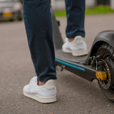 Ηλεκτρικό πατίνι και το πόδι αναβάτη του
