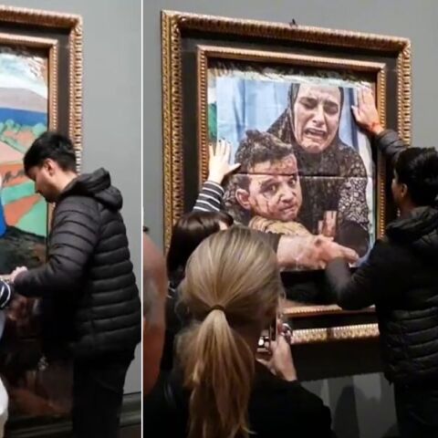 Λονδίνο: Φιλοπαλαιστίνιοι ακτιβιστές κάλυψαν έναν πίνακα του Πικάσο με μια αφίσα που δείχνει μια μητέρα και ένα παιδί αιματοβαμμένους στη Λωρίδα της Γάζας.