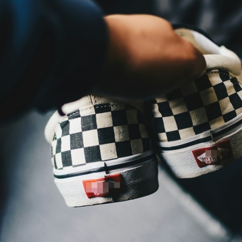 Χέρια κρατούν παπούτσια