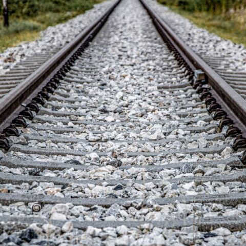 Αφαιρούσε με βαριοπούλα αντικείμενα από γραμμές τρένου 