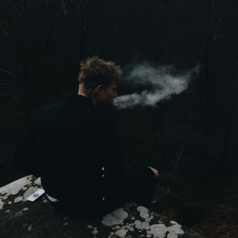 Έρευνα δείχνει πως οι καπνιστές έχουν υψηλότερα επίπεδα βλαβερών βακτηρίων στη στοματική τους κοιλότητα