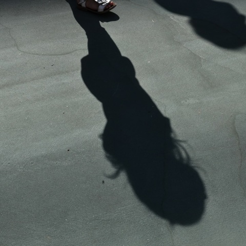 Σκιά μαθήτριας σε προαύλιο σχολείου