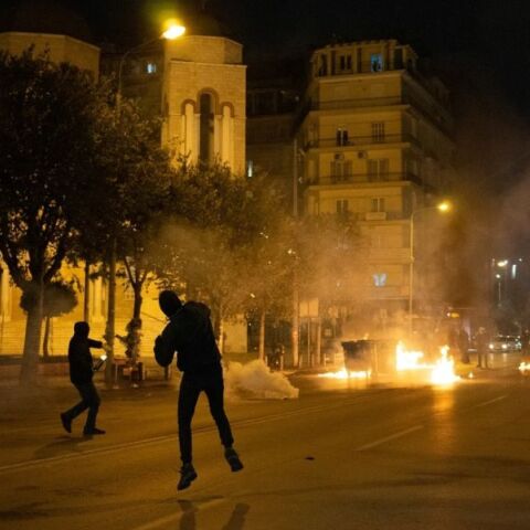 Θεσσαλονίκη: Κουκουλοφόροι πέταξαν μολότοφ και πέτρες κατά αστυνομικών έξω από το ΑΠΘ τα ξημερώματα - Έξι προσαγωγές.