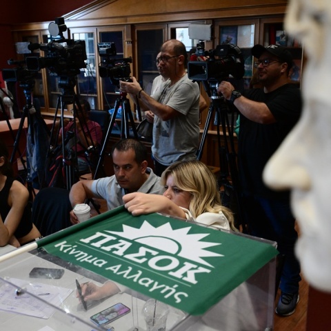 Με τη σημαία του ΠΑΣΟΚ έκλεινε και άνοιγε η κάλπη σε εκλογικό τμήμα 